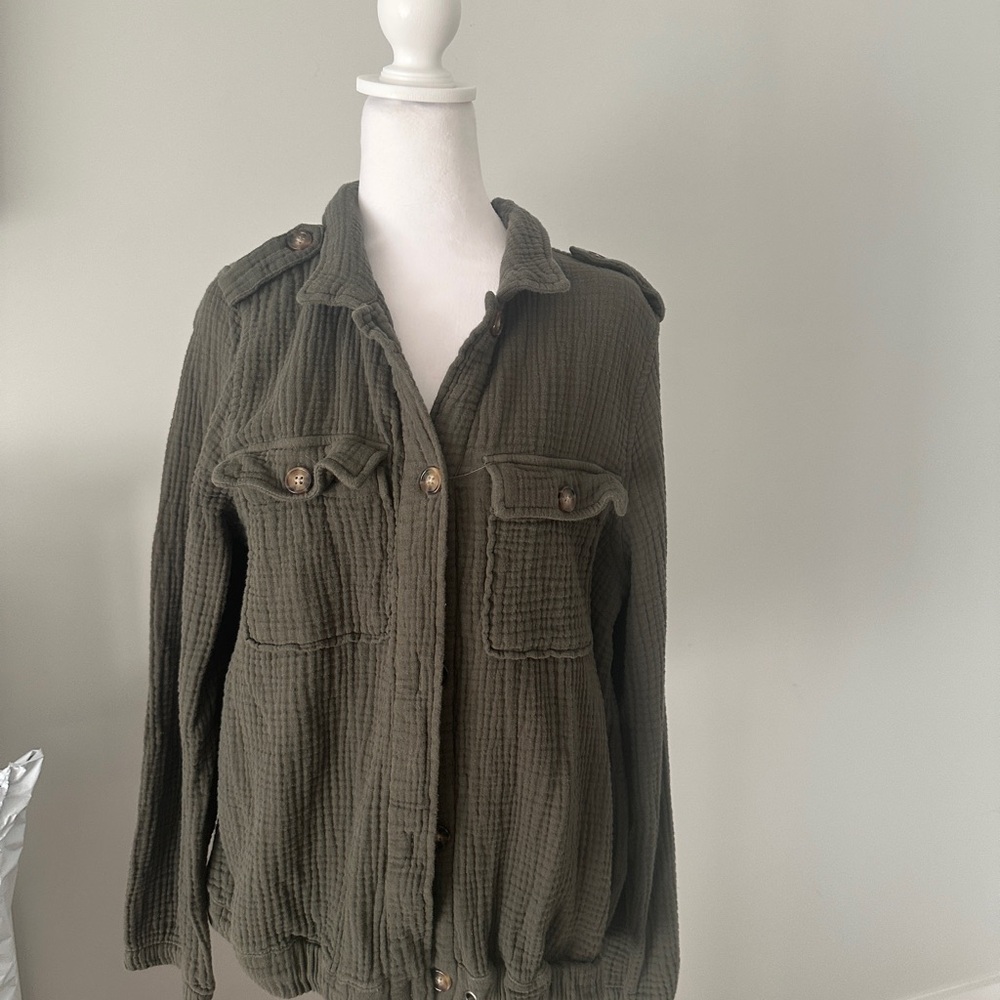 TIME AND TRU Olive Green Women's Lightweight Button-Down-Size M